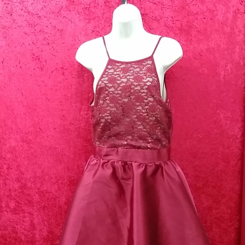 Dresses - Picture 4 of 4
